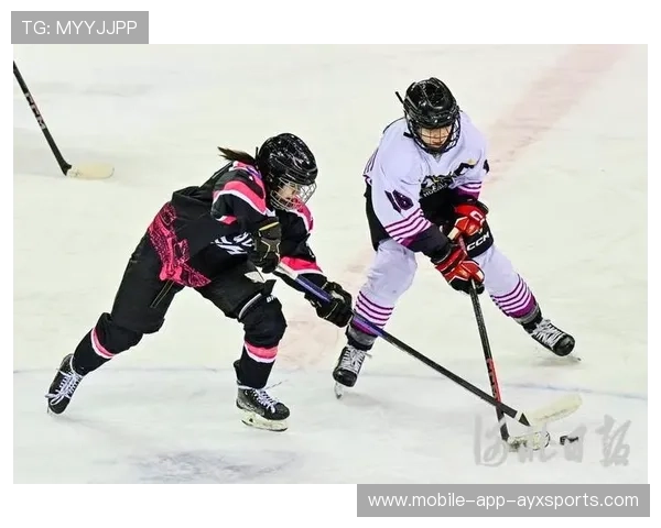 冰球门将用杆击球反击，帅到对手愣住