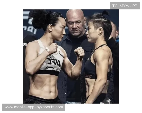 UFC拳手赛后拥抱对手母亲：一场超越胜负的感人瞬间