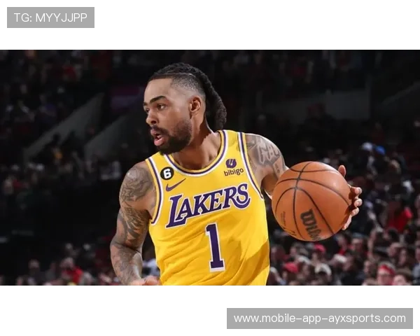 小拉塞尔分球助攻队友轻松暴扣