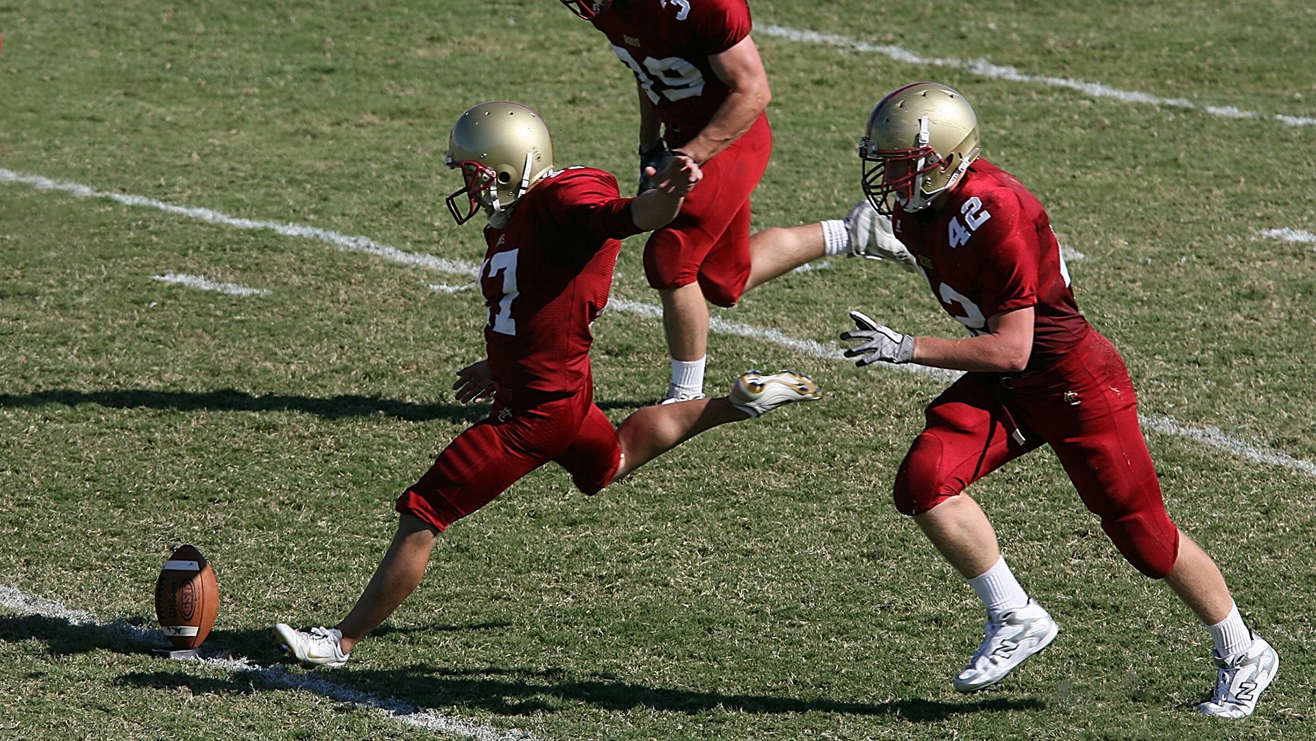 风筝冲浪长距离穿越赛 海面上五彩风筝连成一线